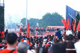 Biển người háo hức trước nghi thức bắn 21 phát đại bác mở màn lễ diễu binh, diễu hành