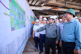 Thủ tướng Phạm Minh Chính thị sát, tặng quà Tết công nhân trên công trường sân bay Long Thành