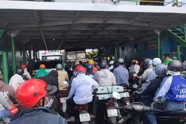 Người dân bắt đầu trở lại TP HCM, bến phà, sân bay nhộn nhịp