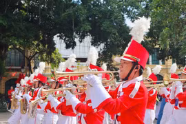 Màn trình diễn giàu cảm xúc của Đoàn nhạc kèn Võ Thành Trang tại Tượng đài vua Lý Thái Tổ