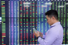Chứng khoán 'nóng rực', cơ quan quản lý siết chặt cuộc chơi