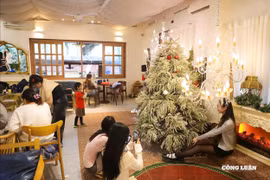 Nhiều quán cà phê gây ấn tượng với không gian Noel như trời Âu
