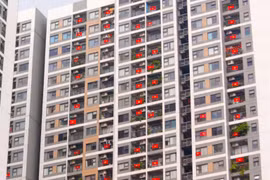 Cờ đỏ sao vàng phủ kín nhiều chung cư ở Hà Nội