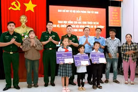 Đồn Biên phòng Cửa khẩu Mỹ Quý Tây trao học bổng “Cán bộ, chiến sĩ Quân đội nâng bước em tới trường”