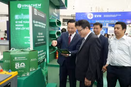 Khai mạc triển lãm 80 năm: Gian hàng 'Vinachem – Dấu ấn một hành trình' thu hút khách tham quan