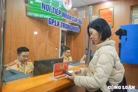 Hình ảnh ngày đầu lực lượng Công an tiếp nhận việc đổi, cấp giấy phép lái xe