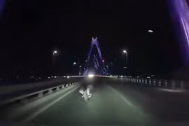 Đi xe đạp ngược chiều trên cầu Nhật Tân, người đàn ông tử vong sau cú tông trực diện ô tô