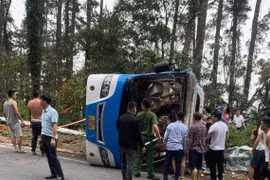 Tạm giữ hình sự tài xế vụ lật xe khách ở đèo Tam Đảo làm 4 người chết