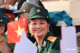 Người dân hân hoan, hát vang những ca khúc cách mạng dọc các tuyến đường đoàn diễu binh đi qua