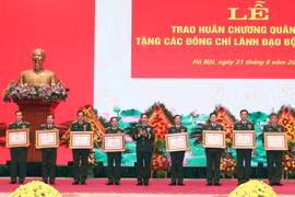 Trao Huân chương Quân công hạng Nhất, Nhì cho các lãnh đạo Bộ Quốc phòng