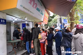 Người dân xếp hàng dài chờ đợi mua bánh trôi, bánh chay ngày Tết Hàn thực