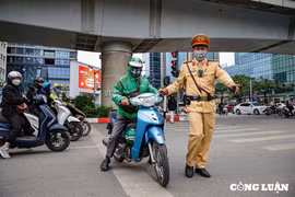 Tài xế xe máy ngơ ngác bị xử phạt "không chấp hành hiệu lệnh, chỉ dẫn của vạch kẻ đường"