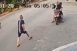 Bình Dương: Tài xế ô tô cầm gậy đánh người đàn ông đang chở con đi học