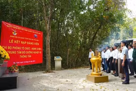 Thông tấn xã Việt Nam về nguồn tri ân các Anh hùng liệt sĩ