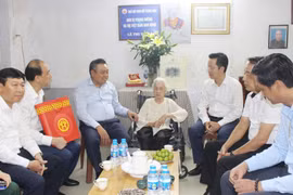 Chủ tịch Hà Nội thăm hỏi, tặng quà gia đình người có công nhân Ngày Thương binh - Liệt sĩ