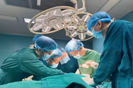 Cánh tay teo dần, đối mặt nguy cơ tàn phế, cuộc vi phẫu nghẹt thở cứu thanh niên trẻ sau tai nạn