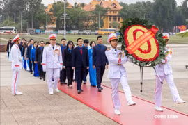Tuổi trẻ Mặt trận Tổ quốc, các đoàn thể Trung ương báo công dâng Bác tại Lăng Chủ tịch Hồ Chí Minh