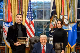 Ronaldo gây 'bão mạng' khi xuất hiện bên Tổng thống Trump