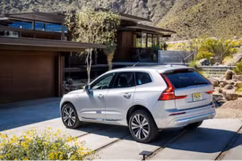 Người phụ nữ kiện Volvo vì cốp xe tự mở gây chấn thương não
