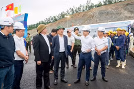Phó Thủ tướng Hồ Quốc Dũng thăm, tặng quà người lao động dự án cao tốc Quảng Ngãi – Hoài Nhơn trước ngày khánh thành