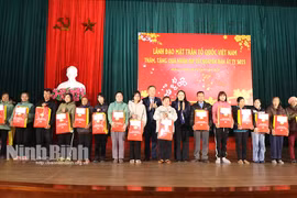 Phó Chủ tịch - Tổng Thư ký Ủy ban Trung ương MTTQ Việt Nam thăm, tặng quà Tết tại Ninh Bình