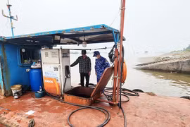 Tạm giữ tàu chở 12.000 lít dầu DO không rõ nguồn gốc trên vùng biển giáp ranh Hưng Yên - Ninh Bình