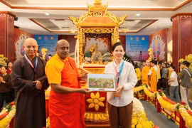 Tặng 10.000 bản in tranh 'Liên hoa tịnh cảnh' cho các đại biểu trong và ngoài nước tham dự Vesak 2025