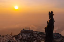 Người dân 'ùn ùn' đổ về núi Bà Đen chơi xuân Rằm tháng Giêng
