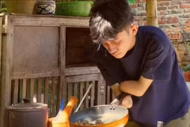 Chàng trai mồ côi, cụt hai tay, truyền cảm hứng theo cách riêng