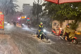 Đường sá ngập nặng sau cơn mưa, người dân TP HCM chật vật đẩy xe