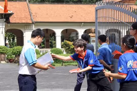 Sĩ tử TP HCM làm bài thi môn cuối cùng