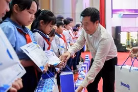 Gần 70.000 hộp sữa được trao tặng trẻ em khó khăn, khởi đầu “tháng của trẻ em” đầy ý nghĩa