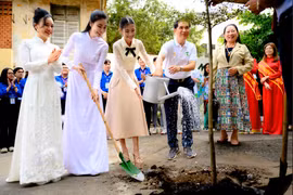 Hoa hậu Nguyễn Thanh Hà xúc động kêu gọi bảo vệ môi trường nhân kỷ niệm 50 năm thống nhất đất nước