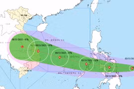 Bão Kalmaegi mạnh lên cấp 11, hướng vào Biển Đông với cường độ tăng dần