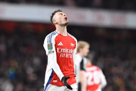 Arsenal gục ngã trước Newcastle, chấm dứt giấc mơ Cúp Liên Đoàn