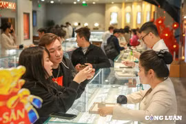 Hà Nội: Nhộn nhịp người dân đi mua bán vàng trước ngày vía Thần Tài