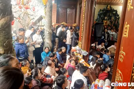 Thanh Hoá: Dòng người chật kín trong ngày đầu tiên mở "cổng trời" Am Tiên