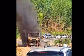 Xe đầu kéo bốc cháy ngùn ngụt trên đèo An Khê