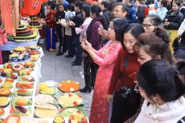 Người dân Thủ đô nô nức đổ về làng Phú Gia trẩy hội