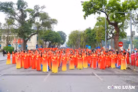 Hơn 1.000 phụ nữ Hà Nội diễu hành áo dài và xếp hình bản đồ Việt Nam