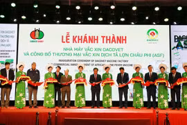 Phó Chủ tịch Quốc hội Lê Minh Hoan cắt băng khánh thành Nhà máy vaccine DACOVET tại Bắc Ninh