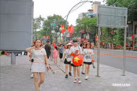 Hàng nghìn người dân đổ về Quảng trường Ba Đình đón xem buổi hợp luyện đầu tiên