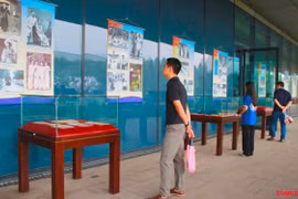 Hình ảnh ‘Áo dài phụ nữ Việt Nam đi qua khói lửa chiến tranh’
