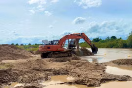 Chủ tịch tỉnh Gia Lai yêu cầu xử lý nghiêm mỏ cát chưa đủ điều kiện đã khai thác rầm rộ