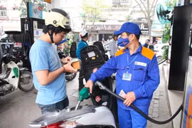 Giá xăng tăng mạnh, giá dầu giảm