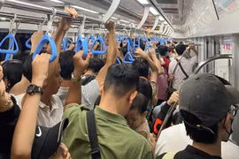 Metro số 1 chật kín hành khách ngày mùng 1 Tết, phải tăng cường chuyến