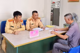 Hải Phòng: Đi vào đường ngang khi cần chắn đã đóng, lái xe ô tô bị phạt 11 triệu đồng, tước giấy phép lái xe 3 tháng