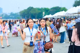 Giới trẻ Hà Nội 'đổ xô' về sân vận động Mỹ Đình xem concert ‘Anh trai say hi’ đêm cuối