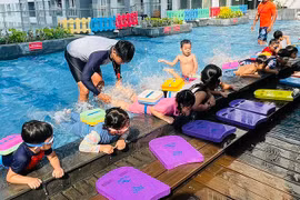 2.400 trẻ em Hà Nội tham gia chương trình học bơi an toàn
