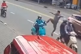 Người đàn ông mở cửa ô tô, đạp nữ tài xế xe ôm ngã lăn giữa đường